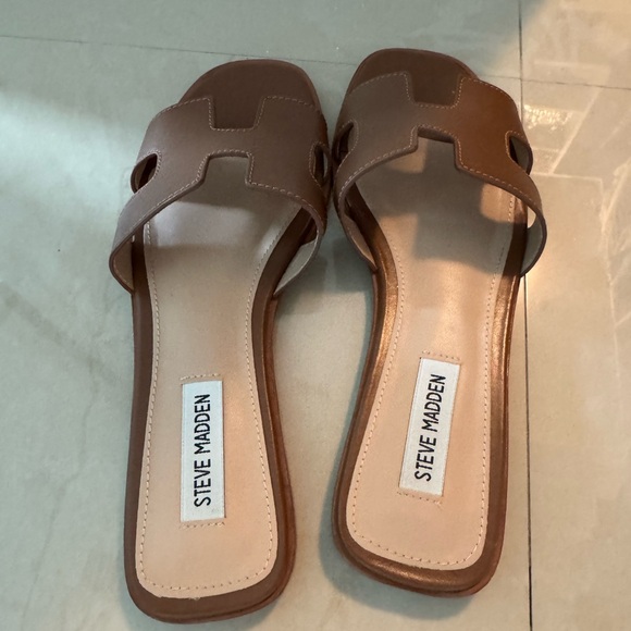 Steve Madden Tan Slide Sandals - Picture 2 of 3